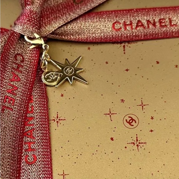 New CHANEL Limited Edition Double Star Charm and Round CC with Clasp - Picture 5 of 11